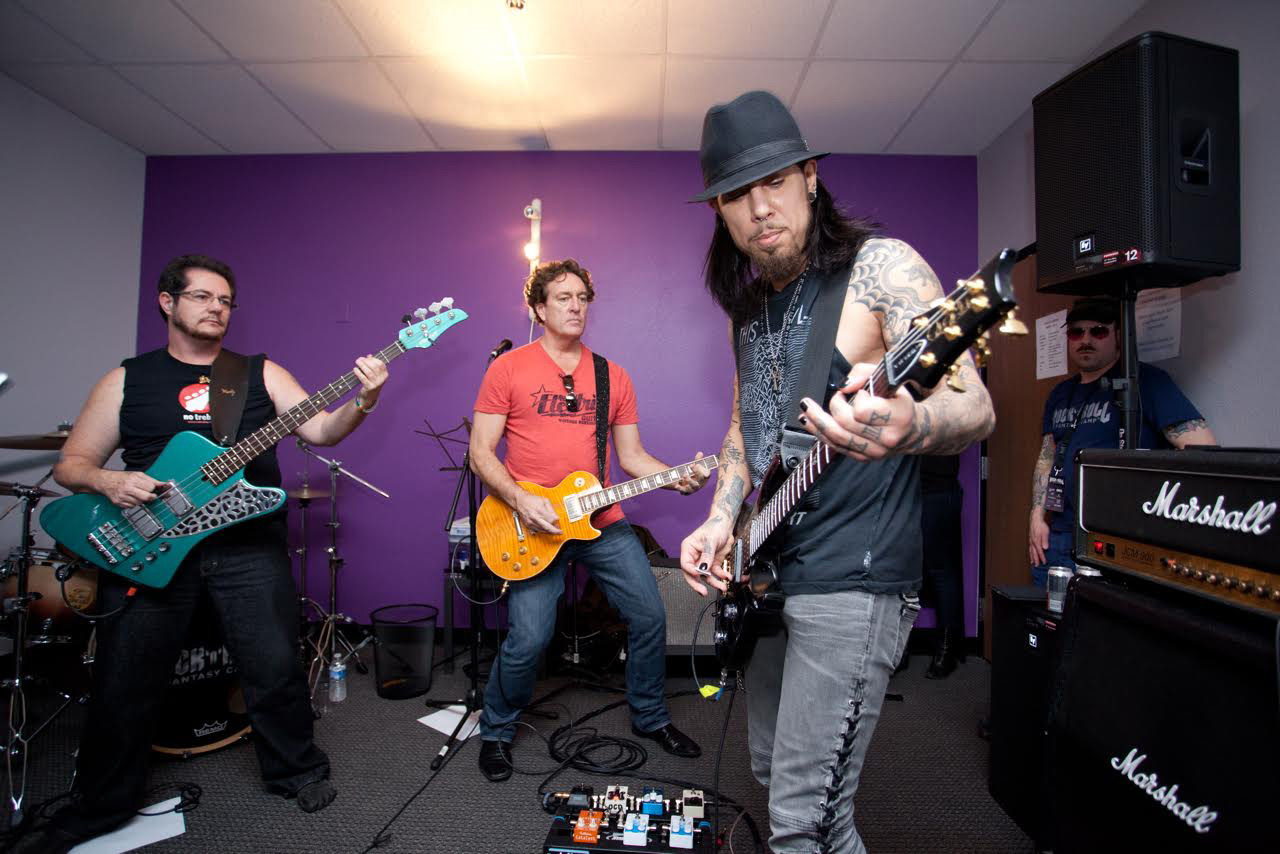Dave Navarro jamming with campers